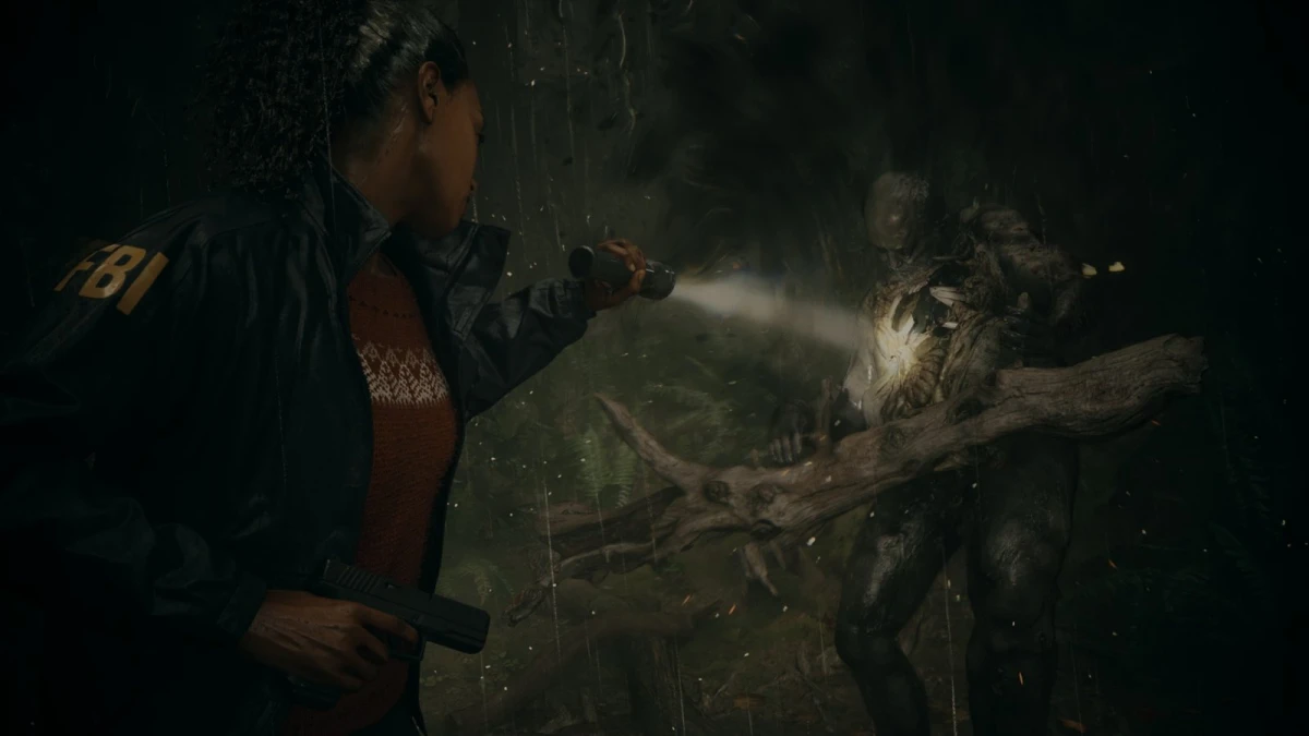 Saga Anderson usando uma lanterna diante de uma ameaça em Alan Wake 2